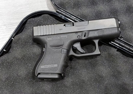  SE VENDE: 
 Glock modelo 26 Gen 4  calibre 9 mm Pb
 Impecable . Prácticamente a estrenar. 
Con los accesorios 00