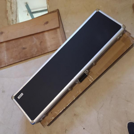 Buenos días,

  VENDIDO!!!....SE PUEDE CERRAR  

Se vende maleta rígida de aluminio HMF 14405-02 para 02