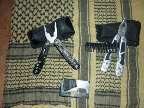 Vendo estas dos multiherramientas completas y con sus accesorios mas las fundas, regalo la tarjeta multipropósito, 01