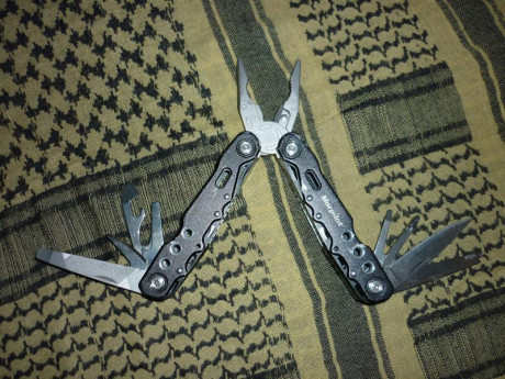 Vendo estas dos multiherramientas completas y con sus accesorios mas las fundas, regalo la tarjeta multipropósito, 11