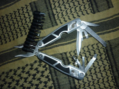 Vendo estas dos multiherramientas completas y con sus accesorios mas las fundas, regalo la tarjeta multipropósito, 10