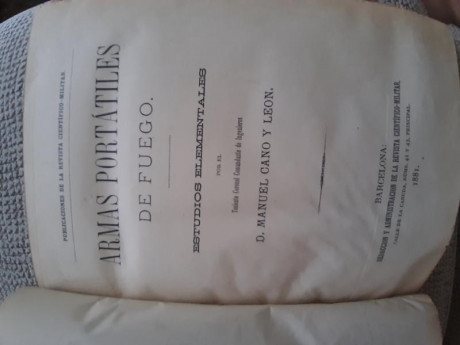 Libro Armas portátiles de fuego. Manuel Cano y León. 1881. 256pp y 10 láminas. 50€ más gastos de envío. 00