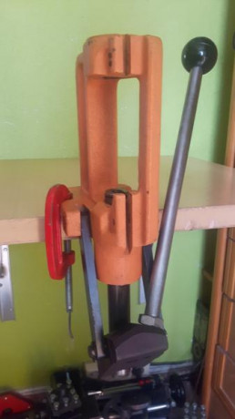 Vendo prensa LIMAN Crucher II 120 Euros  mas portes y regalo un empistonador de prensa LEE, muy robusta, 01