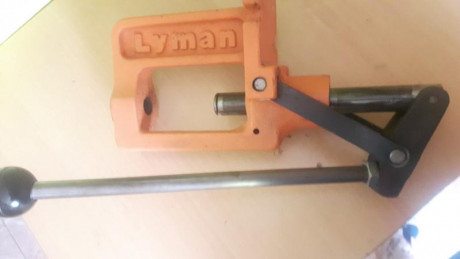 Vendo prensa LIMAN Crucher II 120 Euros  mas portes y regalo un empistonador de prensa LEE, muy robusta, 12
