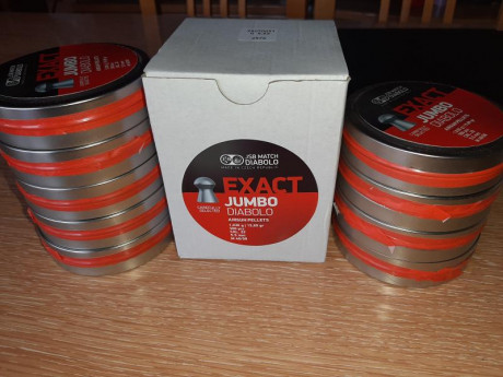 Hola. Vendo lote de balines jsb 5,5 1,030g. Son 9 latas de 500 balines. El lote entero son 90e. Están 00