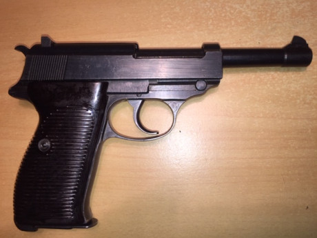 Se trata de una pistola Walther P 38 con el código CYQ (Speewerke) y por su numeración fabricada en el 02