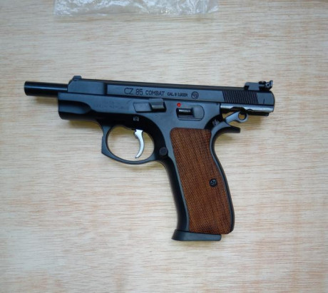 PISTOLA CZ 85 COMBAT DE 9MM CASI SIN ESTRENAR DO JUEGOS DE CACHAS DE RECAMVIO SIN ESTRENAR UNO DE LOS 02