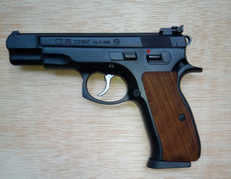 PISTOLA CZ 85 COMBAT DE 9MM CASI SIN ESTRENAR DO JUEGOS DE CACHAS DE RECAMVIO SIN ESTRENAR UNO DE LOS 00