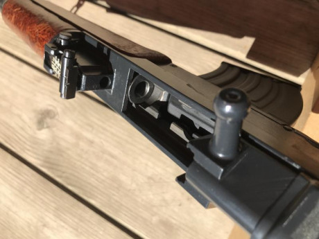 Se vende cz858 prácticamente nuevo, un cargador de 10 y libro de instrucciones, está en Barcelona para 00