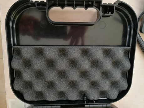 Se vende maletín caja de transporte de plástico rígido, con el interior totalmente acolchado. Permite 70