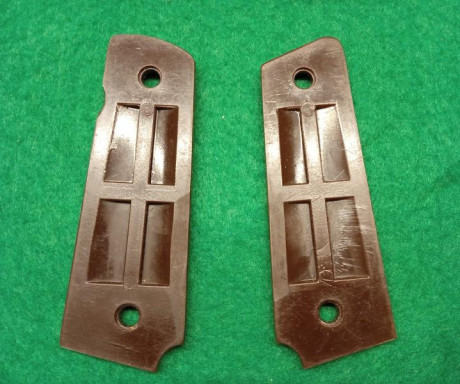 Vendo CUATRO Juegos de cachas para COLT 1911

1/ de resina marron , copia de las originales 25 €
2/ de 00