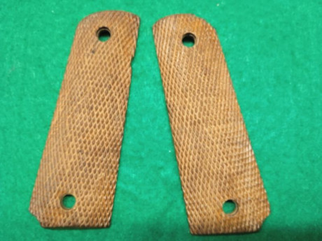 Vendo CUATRO Juegos de cachas para COLT 1911

1/ de resina marron , copia de las originales 25 €
2/ de 21