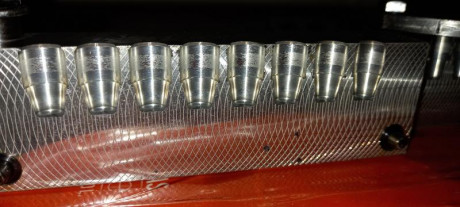 Vendo por no darle uso. Da 135grains con lyman n°2.super preciso. Punta semiwaddcuter en 9mm. Sin banda 01