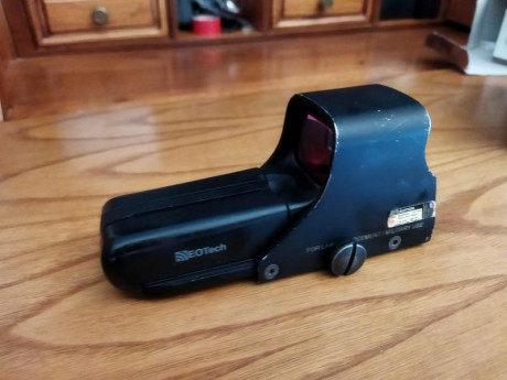 Un compañero vende un visor eotech, tiene marcas de uso pero funciona perfectamente, lo vende porque se 02