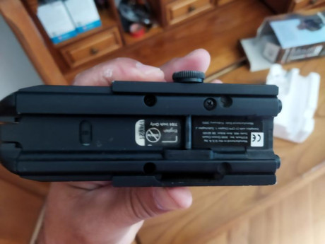 Un compañero vende un visor eotech, tiene marcas de uso pero funciona perfectamente, lo vende porque se 00