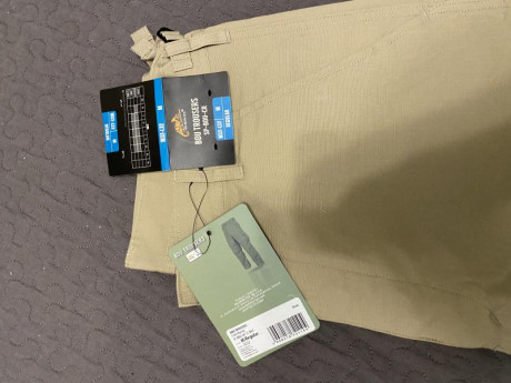 Pantalon NUEVO, Helikon BDU RIPSTOP en camel. 

Solo me lo he probado, es una talla M pero me viene un 01