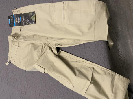 Pantalon NUEVO, Helikon BDU RIPSTOP en camel. 

Solo me lo he probado, es una talla M pero me viene un 00