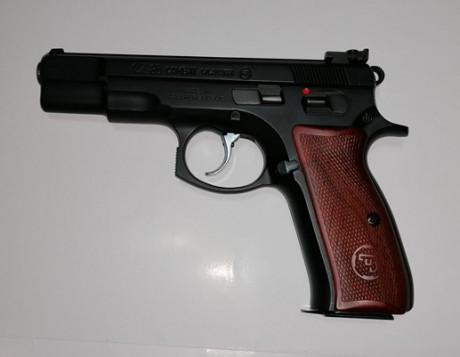 SE VENDE PISTOLA 9 MM CZ 85 COMBAT, MIRAS REGULABLES. COMO NUEVA, MUY POCO USO. INCLUYE CAJA ORIGINAL, 00