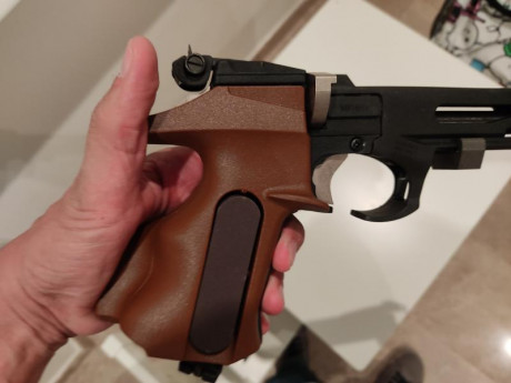 Vendo pistola Baikal modelo MP 657de CO2 de calibre 4.5, comprada en Julio 2021 y con un uso mínimo. La 12