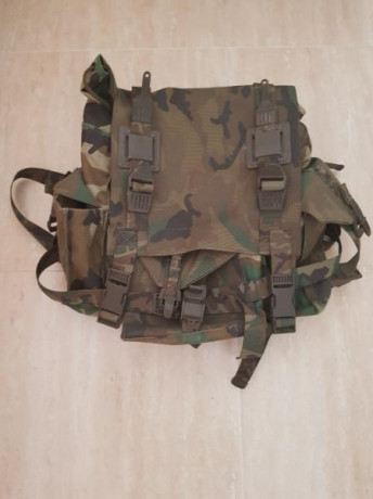 Antigua mochila  de combate camuflaje boscoso. Usada. Buen estado. No tiene roturas.

25 envio incluido 00