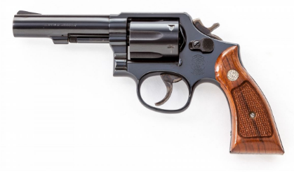 Hola

buscaba un revólver clásico en pavón azul, de Smith & Wesson (Model 19, Model 15, Model 10 o 01