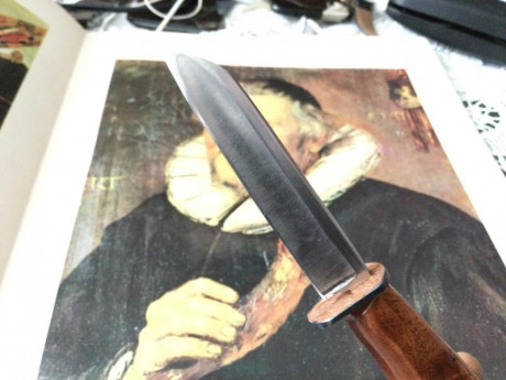 Cuchillo artesanal, fabricado a partir de navaja de afeitar alemana. La forma del mango, muy comoda, esta 11