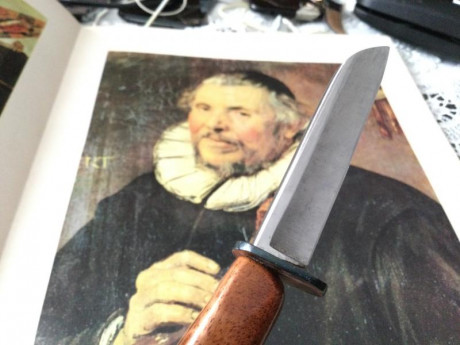 Cuchillo artesanal, fabricado a partir de navaja de afeitar alemana. La forma del mango, muy comoda, esta 10