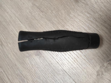 Vendo cacha hogue deteriorada por intento de ponerla en un revólver. Hubo que rajar el canto para sacarla. 02