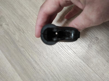 Vendo cacha hogue deteriorada por intento de ponerla en un revólver. Hubo que rajar el canto para sacarla. 00