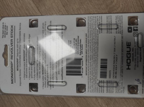 Vendo cacha hogue deteriorada por intento de ponerla en un revólver. Hubo que rajar el canto para sacarla. 10