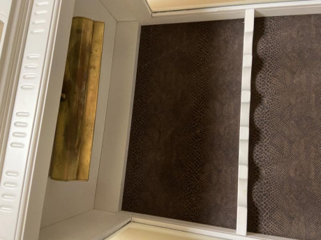 Vendo esta preciosidad de armero-vitrina en madera lacado en blanco con tres cajones y luz. Estado impoluto. 11