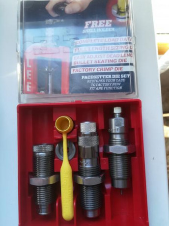 Vendo los siguientes Dies:

1.- Marca Lyman:
     1.1.- Dies 32 S&W Long: 22 €.
     1.2.- Dies 9 00