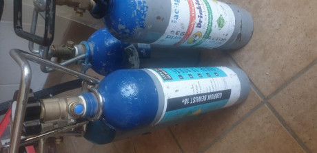 Vendo 3 botellas de 300 bares de nitrógeno vacías y una de co2 de 2kg (rectificado)

 LIQUIDACION   100 02