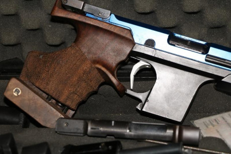 Vendo pistola HAMMERLI, el modelo es la SSP20 RS, con los calibres 32 WC, y 22 LR, los calibres están 00