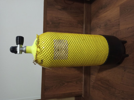 Un amigo me ha pedido que le ponga en venta esta botella para cargar carabinas PCP. Es de 15 litros y 01