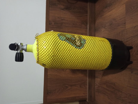 Un amigo me ha pedido que le ponga en venta esta botella para cargar carabinas PCP. Es de 15 litros y 00