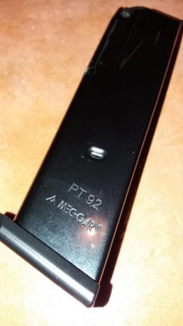 Vendo dos cargadores para pistola Taurus PT 92/99. Impecables, se han usado tres veces, en sus blister 00