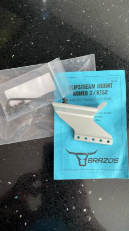 Hola, pues lo que dice el anuncio vendo una montura para C-More RTS2, la compre en una web de USA hace 02