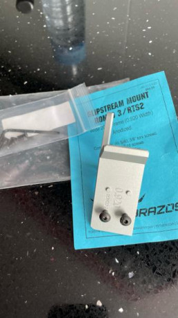 Hola, pues lo que dice el anuncio vendo una montura para C-More RTS2, la compre en una web de USA hace 10