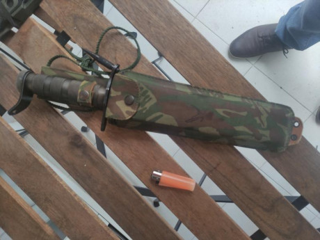 Buenas, pongo a la venta este cuchillo de supervivencia ochentero. En el estado que se aprecian las fotografías. 02