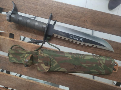 Buenas, pongo a la venta este cuchillo de supervivencia ochentero. En el estado que se aprecian las fotografías. 01