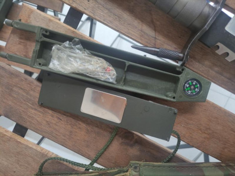 Buenas, pongo a la venta este cuchillo de supervivencia ochentero. En el estado que se aprecian las fotografías. 00