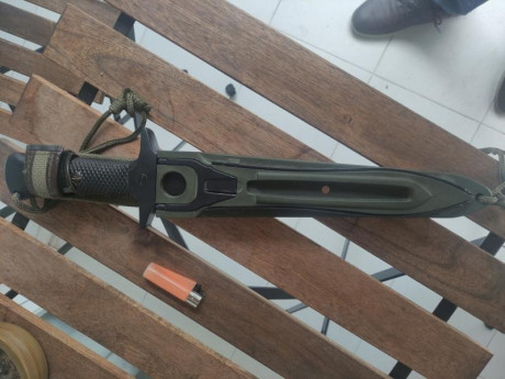 Buenas, pongo a la venta este cuchillo de supervivencia ochentero. En el estado que se aprecian las fotografías. 02