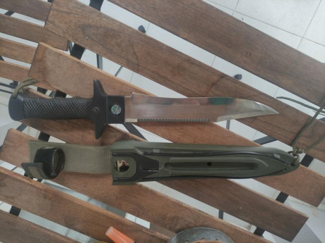Buenas, pongo a la venta este cuchillo de supervivencia ochentero. En el estado que se aprecian las fotografías. 01