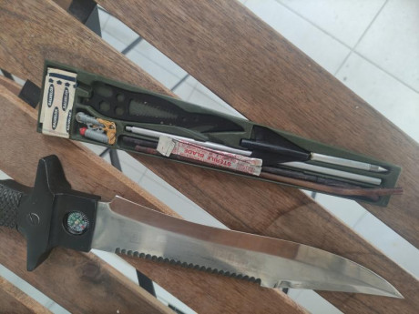 Buenas, pongo a la venta este cuchillo de supervivencia ochentero. En el estado que se aprecian las fotografías. 00
