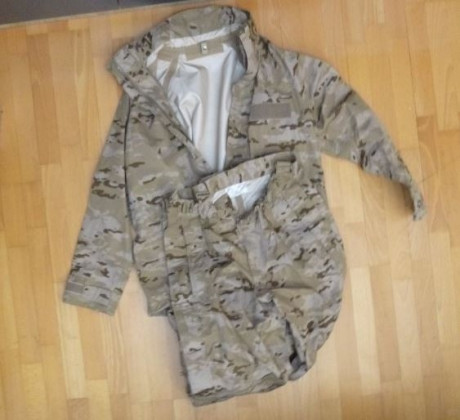 Traje intemperie árido pixelado español, talla 3, equivale a XL civil.
NO GORE-TEX, resiste muy bien lluvias 02