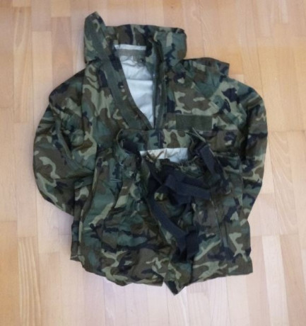 Traje intemperie boscoso español, NO GORE-TEX, resiste muy bien lluvias fuertes prácticamente nuevo. Conjunto 01