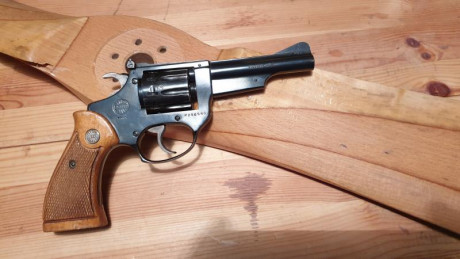Vendo revolve Astra Cadix de 9 disparos, calibre 22 LR. Guiada en F. 02