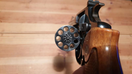 Vendo revolve Astra Cadix de 9 disparos, calibre 22 LR. Guiada en F. 00