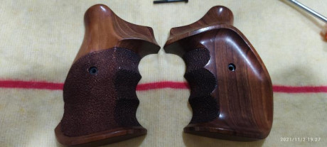 Hola compañeros, vendo Cachas Nill K/L R.B. Anatómicas Para Revólver Smith & Wesso, prácticamente 02